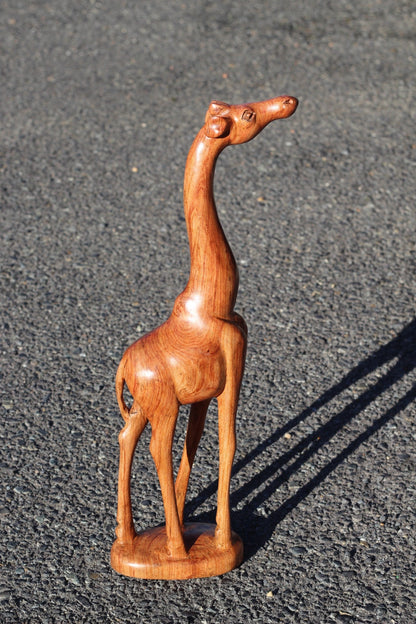 Figurine de girafe en bois de teck lisse de qualité artistique, mangeant/tournant la tête. Grande sculpture d'art sculptée zambienne. Décoration de maison/bureau, cadeaux d'animaux africains