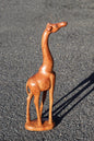 Figurine de girafe en bois de teck lisse de qualité artistique, mangeant/tournant la tête. Grande sculpture d'art sculptée zambienne. Décoration de maison/bureau, cadeaux d'animaux africains