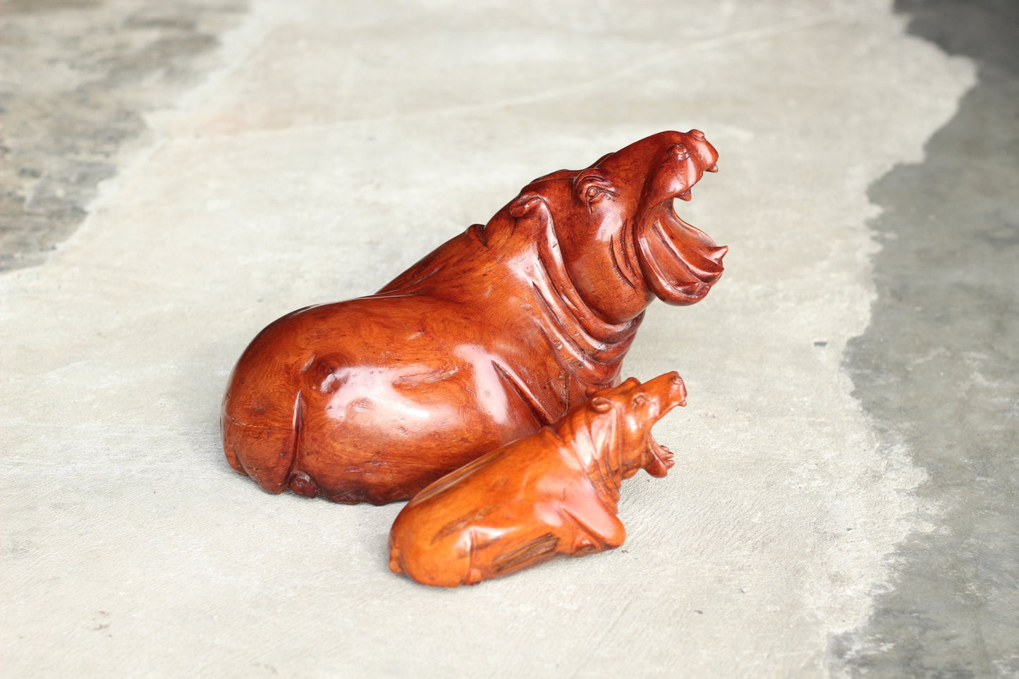 Lebensechtes, sitzendes Nilpferd-Meisterwerk aus Mahagoniholz ​​mit offenem Mund. Afrikanische handgeschnitzte Nilpferdkunst. Safari-Dekor-Geschenke, versandfertig.