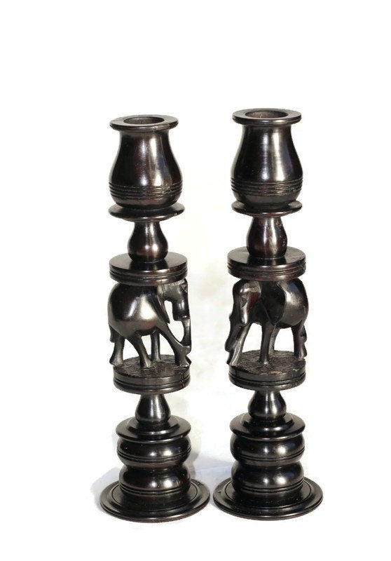 Ensemble de bougeoirs en bois d'ébène sculpté sur le thème de l'éléphant. Ce chef-d'œuvre unique a été fabriqué en Tanzanie. Cadeaux d'art africain Décoration d'intérieur