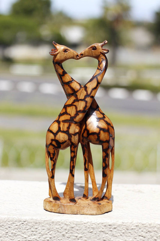 Küssende Giraffen-Liebhaber-Figur aus Olivenholz. Handgeschnitzte Skulptur aus Simbabwe mit herzförmigem Design. Einzigartige afrikanische Geschenke für Zuhause/Büro