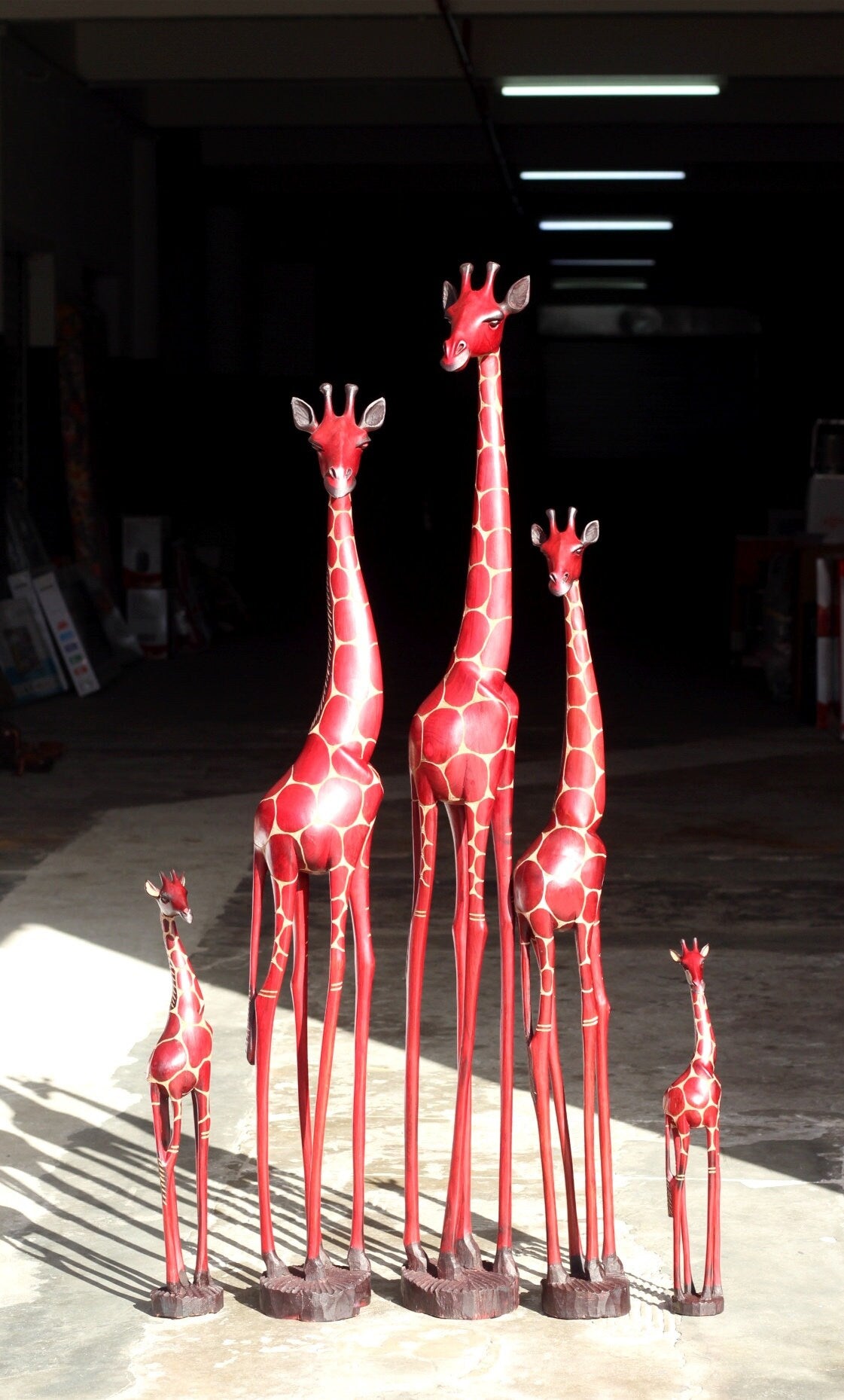 Fine Art Toney Red Rouge Olive Holz ausgehöhlte Giraffe stehend. Große geschnitzte Kunstskulptur aus Simbabwe. Handgemachtes Geschenkdekor für Zuhause/Büro