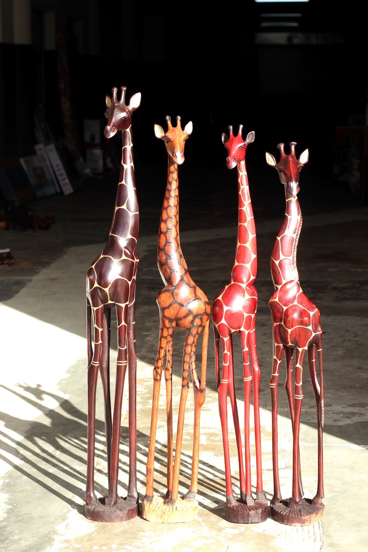 Fine Art Toney Red Rouge Olive Holz ausgehöhlte Giraffe stehend. Große geschnitzte Kunstskulptur aus Simbabwe. Handgemachtes Geschenkdekor für Zuhause/Büro