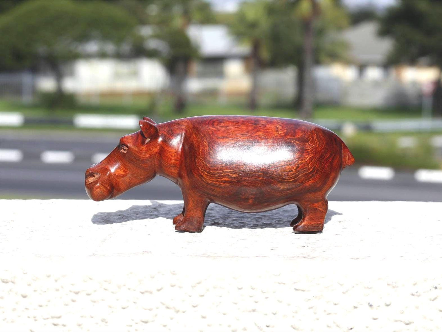 Sculptures d'hippopotames en bois de teck. Figurines réalistes de style zambien expédiées dans le monde entier depuis Cape Town, Afrique du Sud. Articles cadeaux uniques