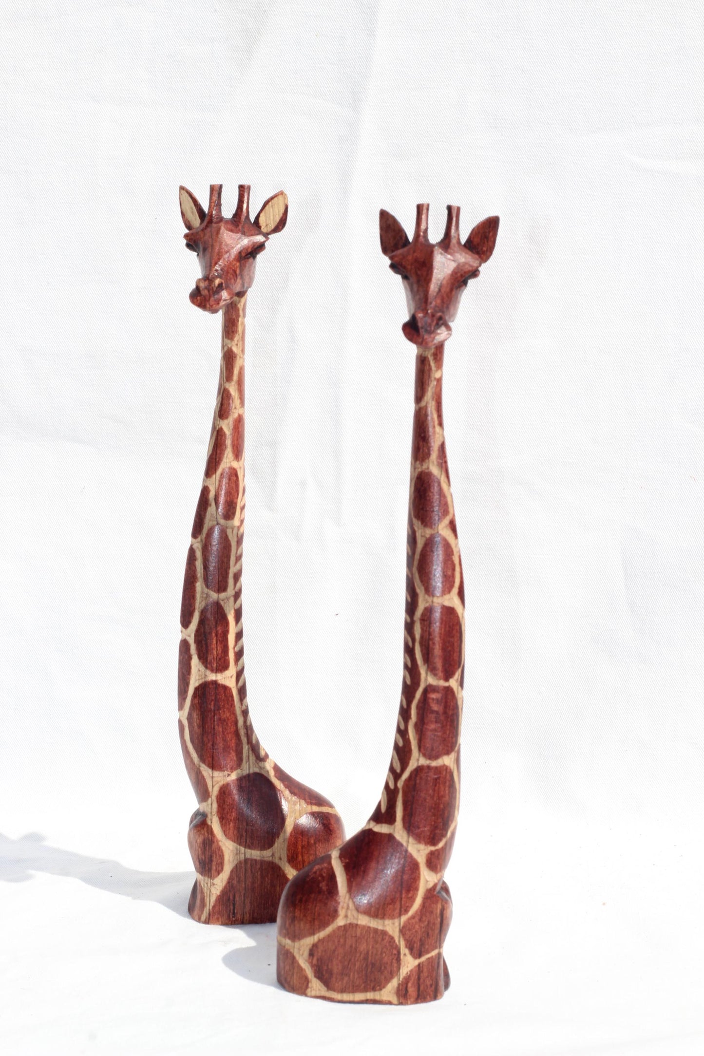 Figurine d'art en bois d'olivier avec cou et tête d'amoureux de girafe. Sculptures sculptées à la main pour décoration de maison/bureau au Zimbabwe. Cadeaux africains de fiançailles/mariage