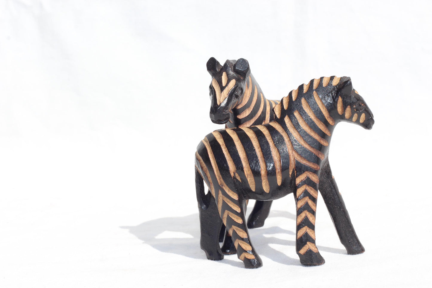 Paar Zebrafiguren aus Olivenholz. Handgemachte, aus Kalium polierte und ausgehöhlte Tierskulptur aus Simbabwe. Expressversand weltweit