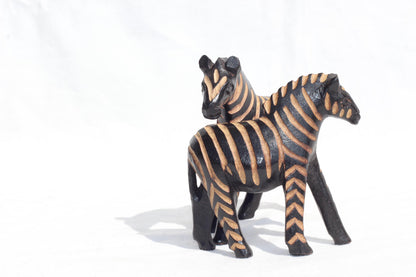Paar Zebrafiguren aus Olivenholz. Handgemachte, aus Kalium polierte und ausgehöhlte Tierskulptur aus Simbabwe. Expressversand weltweit