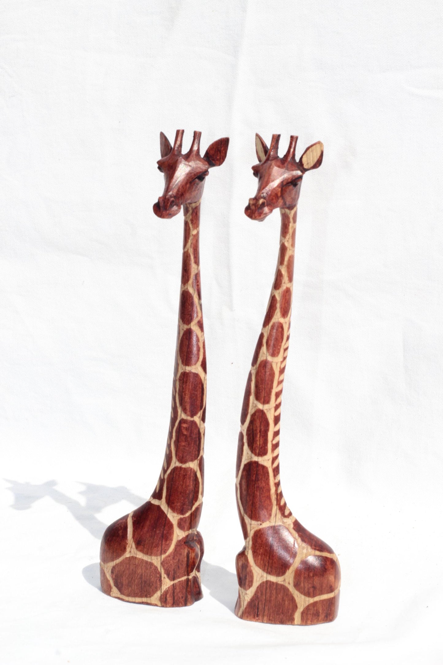 Figurine d'art en bois d'olivier avec cou et tête d'amoureux de girafe. Sculptures sculptées à la main pour décoration de maison/bureau au Zimbabwe. Cadeaux africains de fiançailles/mariage