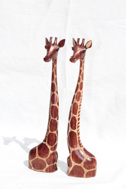 Figurine d'art en bois d'olivier avec cou et tête d'amoureux de girafe. Sculptures sculptées à la main pour décoration de maison/bureau au Zimbabwe. Cadeaux africains de fiançailles/mariage