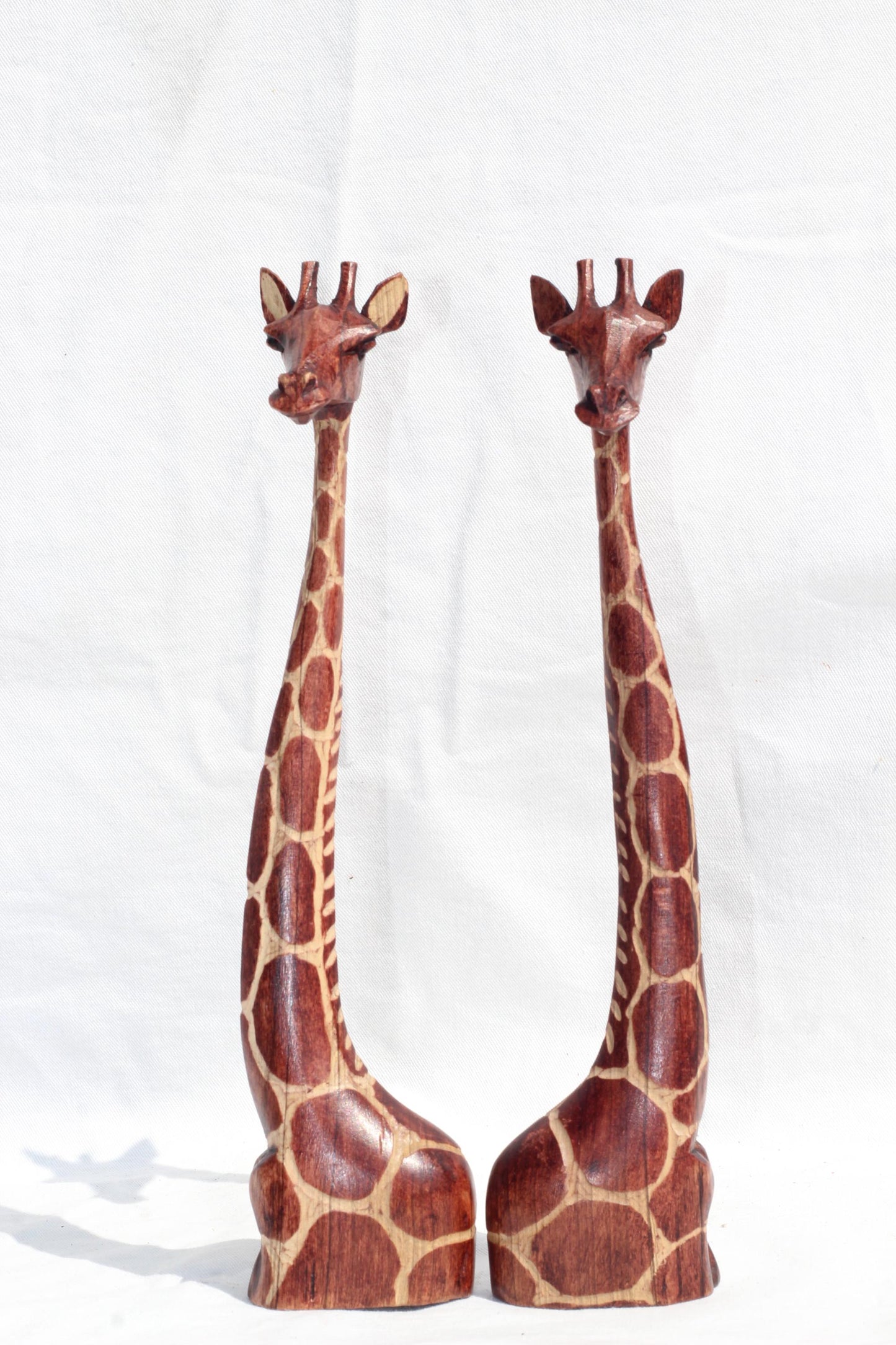 Figurine d'art en bois d'olivier avec cou et tête d'amoureux de girafe. Sculptures sculptées à la main pour décoration de maison/bureau au Zimbabwe. Cadeaux africains de fiançailles/mariage