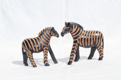 Paar Zebrafiguren aus Olivenholz. Handgemachte, aus Kalium polierte und ausgehöhlte Tierskulptur aus Simbabwe. Expressversand weltweit