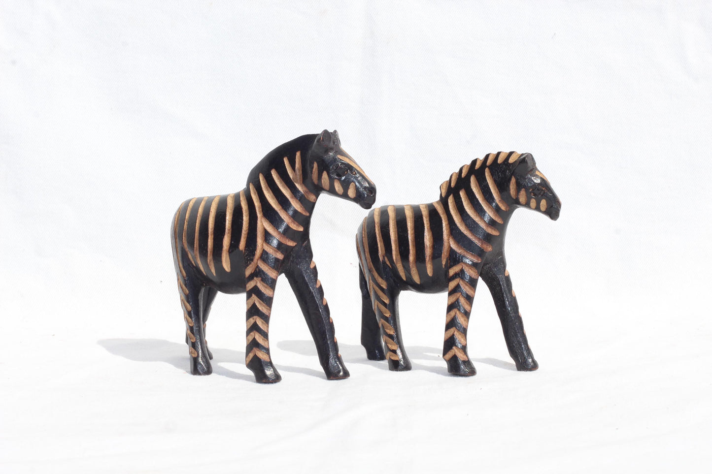 Paar Zebrafiguren aus Olivenholz. Handgemachte, aus Kalium polierte und ausgehöhlte Tierskulptur aus Simbabwe. Expressversand weltweit