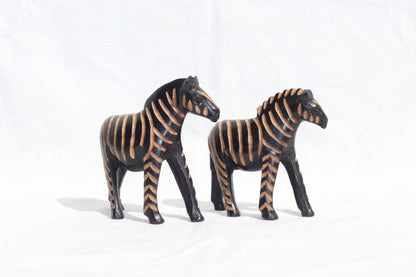 Paar Zebrafiguren aus Olivenholz. Handgemachte, aus Kalium polierte und ausgehöhlte Tierskulptur aus Simbabwe. Expressversand weltweit