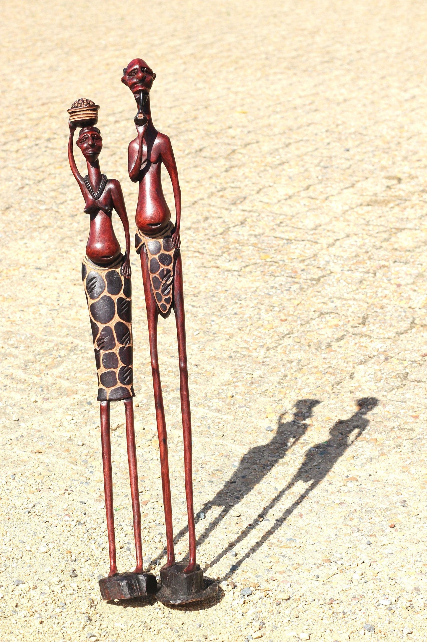 Großes handgeschnitztes Massai-Paar aus Olivenholz mit Giraffenmotiv. Handgemachte afrikanische Kunstgeschenke aus Simbabwe. Skulpturen/Figuren für Zuhause/Büro