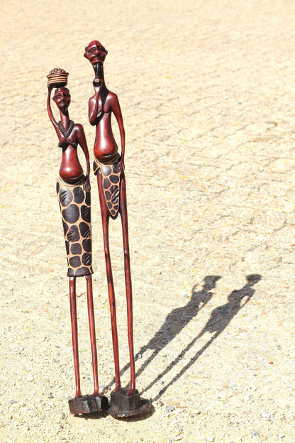 Großes handgeschnitztes Massai-Paar aus Olivenholz mit Giraffenmotiv. Handgemachte afrikanische Kunstgeschenke aus Simbabwe. Skulpturen/Figuren für Zuhause/Büro