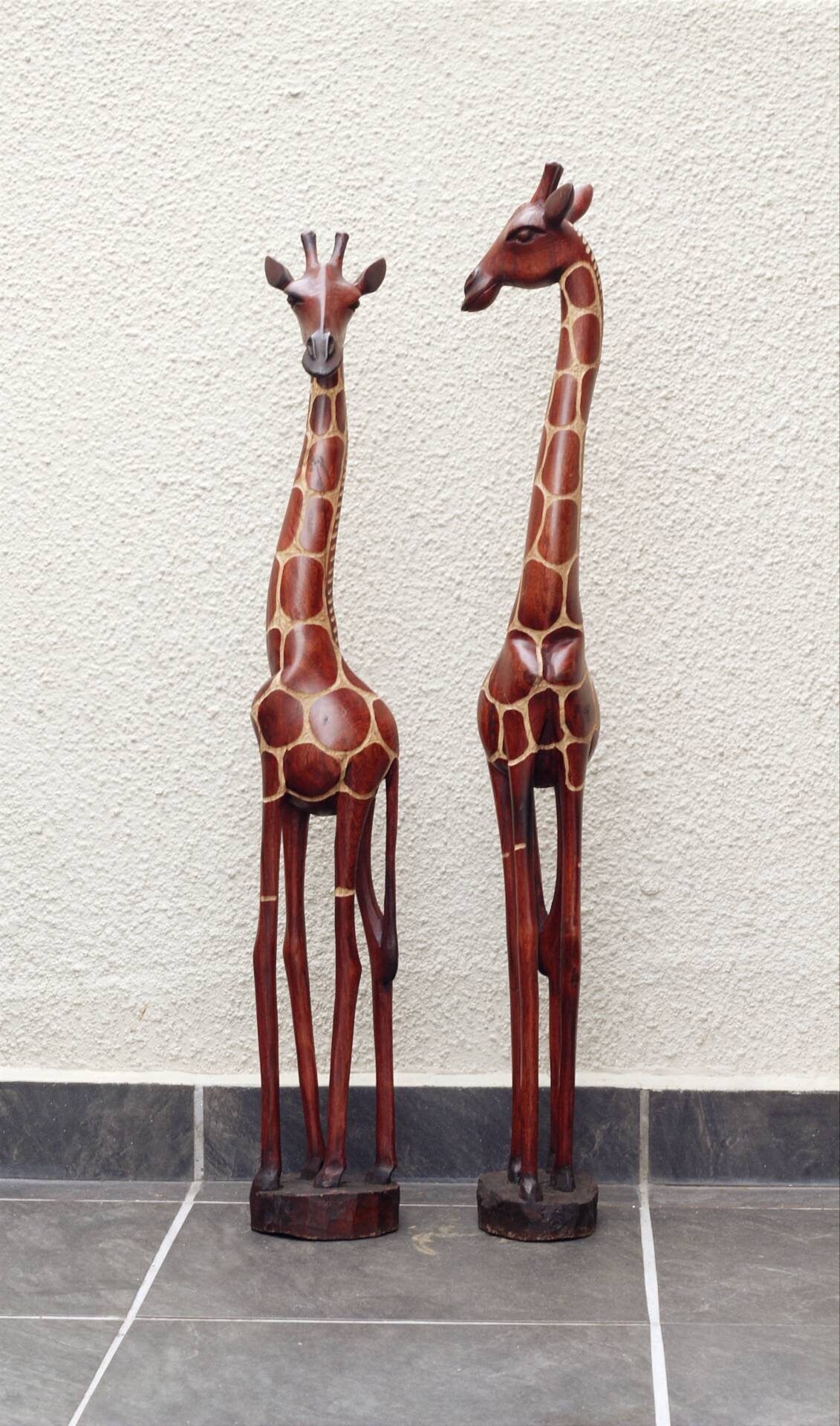 Fine Art Toney Red Rouge Olive Holz ausgehöhlte Giraffe stehend. Große geschnitzte Kunstskulptur aus Simbabwe. Handgemachtes Geschenkdekor für Zuhause/Büro