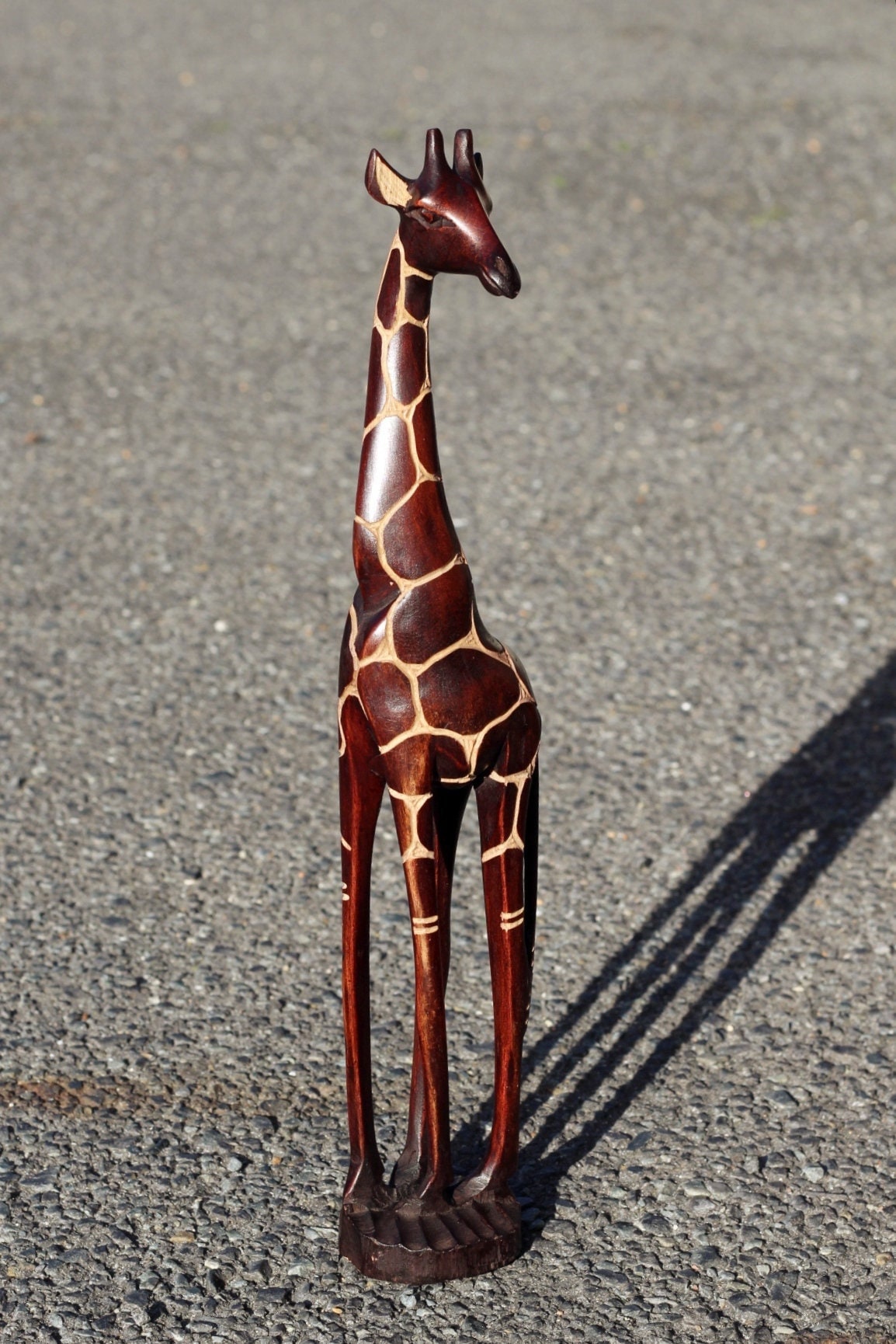 Fine Art dunkelbraune stehende Giraffenfigur aus Olivenholz. Große geschnitzte Kunstskulptur aus Simbabwe. Weihnachtsgeschenk für Zuhause/Büro