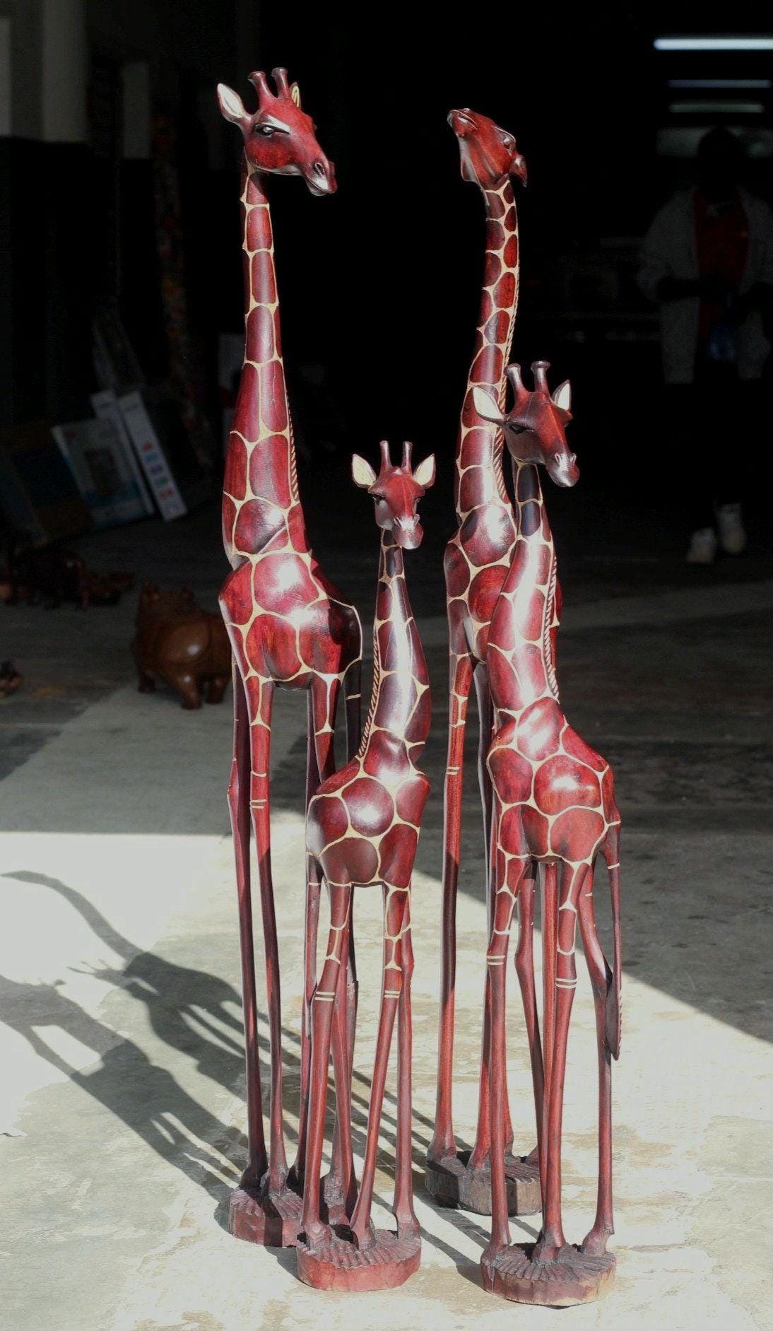 Fine Art dunkelbraune stehende Giraffenfigur aus Olivenholz. Große geschnitzte Kunstskulptur aus Simbabwe. Weihnachtsgeschenk für Zuhause/Büro