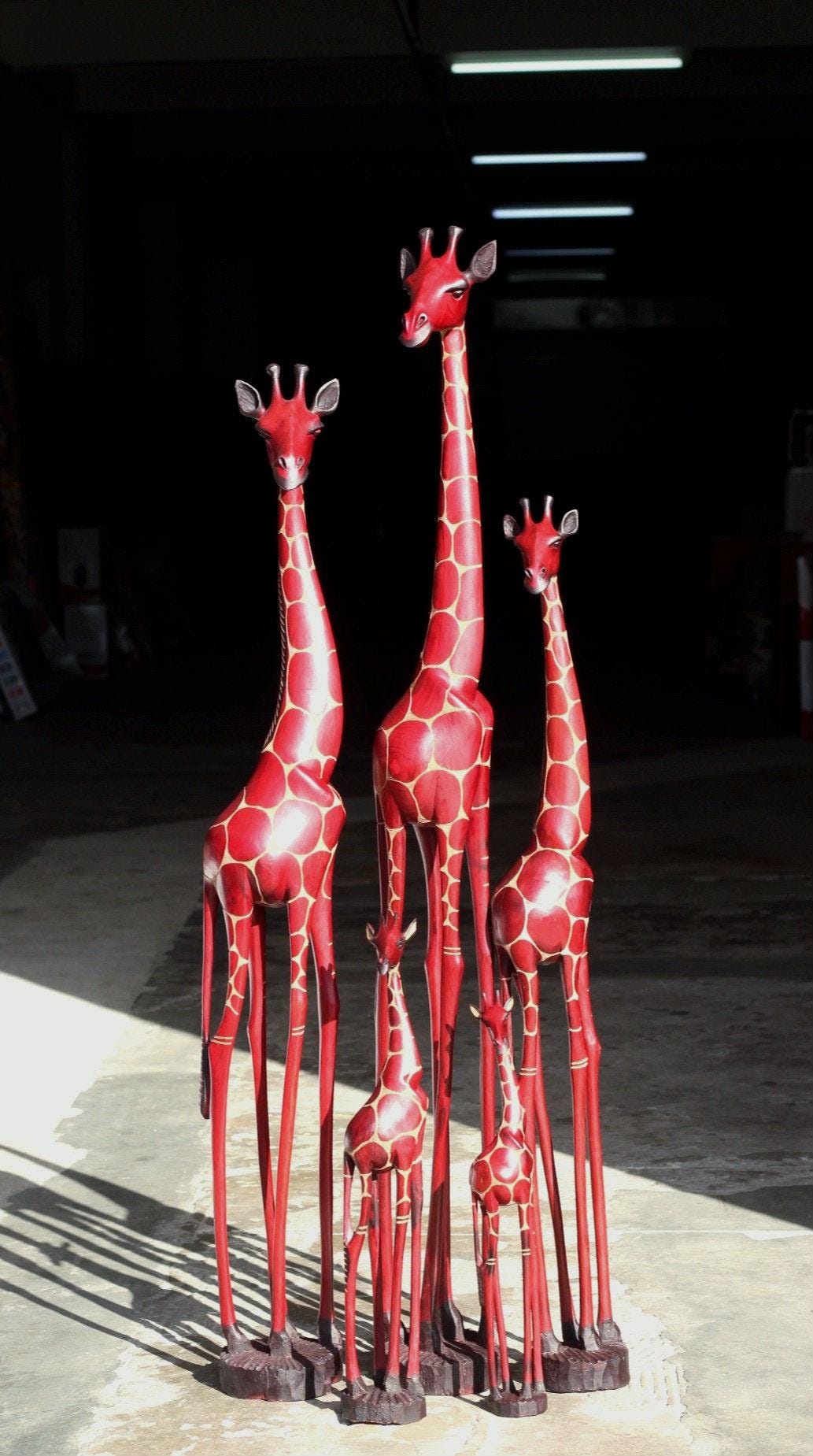 Fine Art Toney Red Rouge Olive Holz ausgehöhlte Giraffe stehend. Große geschnitzte Kunstskulptur aus Simbabwe. Handgemachtes Geschenkdekor für Zuhause/Büro