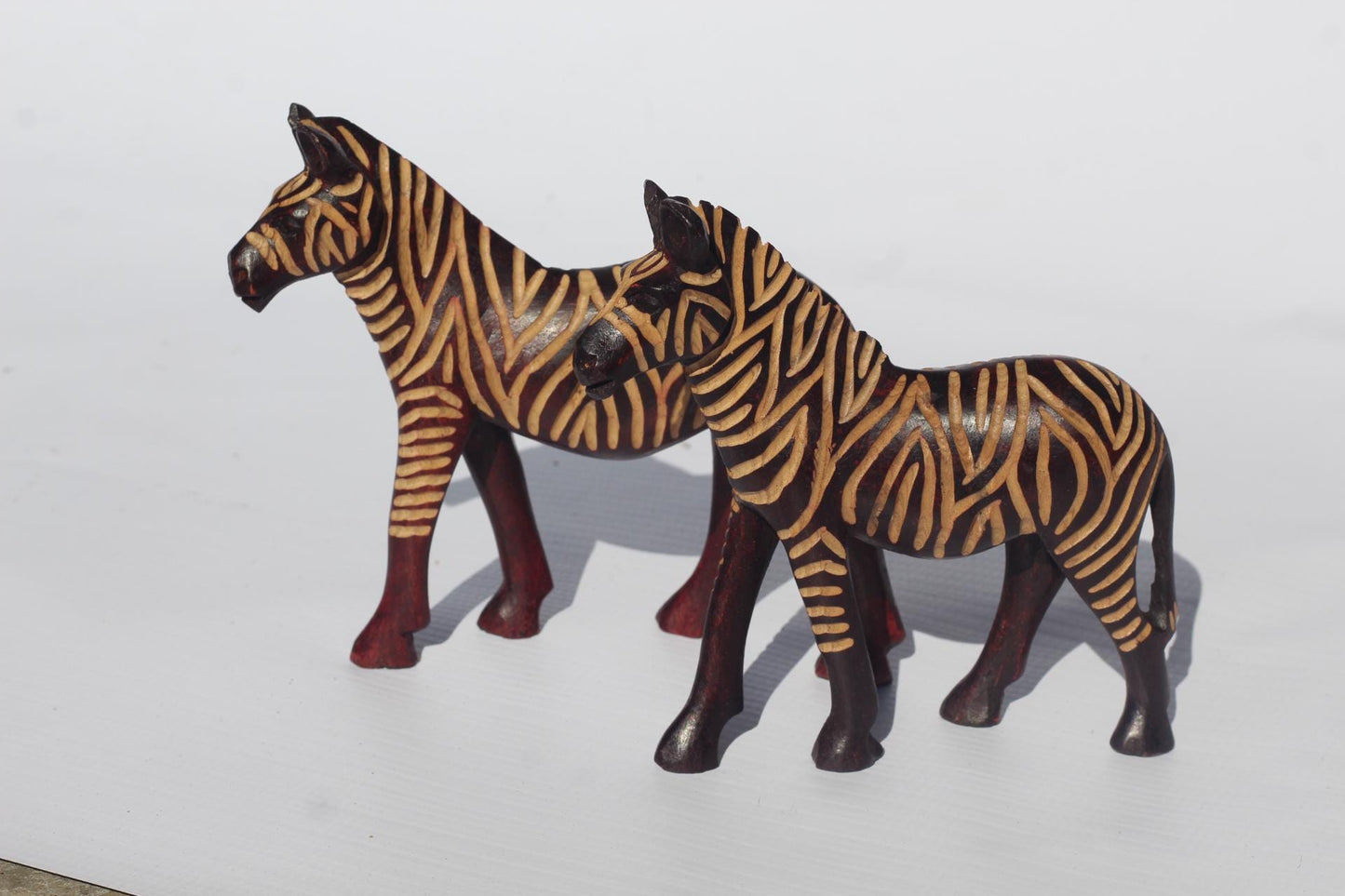 Paar Zebrafiguren aus Olivenholz. Handgemachte, aus Kalium polierte und ausgehöhlte Tierskulptur aus Simbabwe. Expressversand weltweit