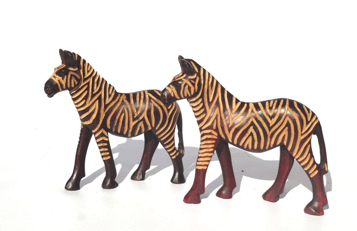 Paar Zebrafiguren aus Olivenholz. Handgemachte, aus Kalium polierte und ausgehöhlte Tierskulptur aus Simbabwe. Expressversand weltweit