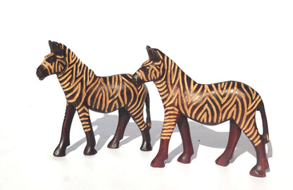 Paar Zebrafiguren aus Olivenholz. Handgemachte, aus Kalium polierte und ausgehöhlte Tierskulptur aus Simbabwe. Expressversand weltweit