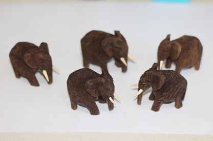 Troupeau de 5 éléphants en bois sculptés Dolf/Mukwa/Kiaat. Ensemble africain en teck de Safari Gentle Giants. Mini figurines en bois / Sculptures art déco