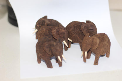 Troupeau de 5 éléphants en bois sculptés Dolf/Mukwa/Kiaat. Ensemble africain en teck de Safari Gentle Giants. Mini figurines en bois / Sculptures art déco