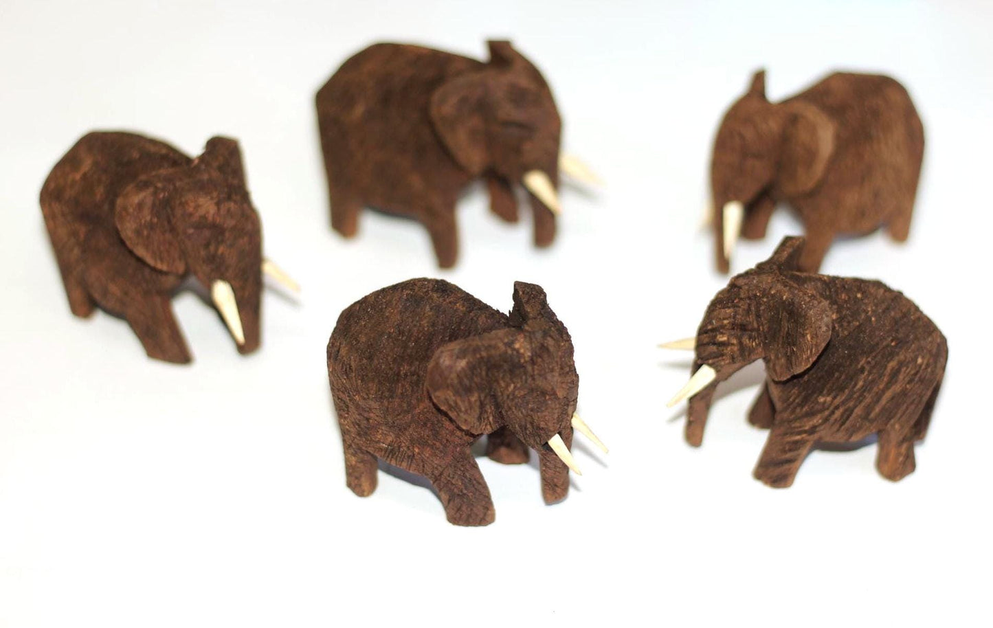 Troupeau de 5 éléphants en bois sculptés Dolf/Mukwa/Kiaat. Ensemble africain en teck de Safari Gentle Giants. Mini figurines en bois / Sculptures art déco