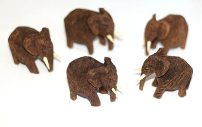 Troupeau de 5 éléphants en bois sculptés Dolf/Mukwa/Kiaat. Ensemble africain en teck de Safari Gentle Giants. Mini figurines en bois / Sculptures art déco