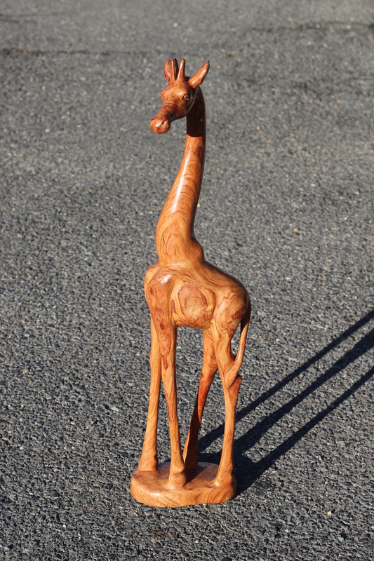 Fine Art Giraffenfigur aus glattem Teakholz. Große geschnitzte Skulptur aus Sambia. Heim-/Bürodekor. Einzigartige afrikanische Tiere. Kunstgeschenke