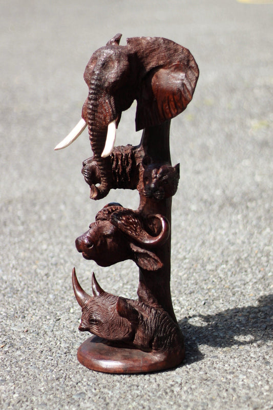 Grande tour sculptée en bois de fer brun moyen avec cinq têtes réalistes. Décoration artistique en forme d'éléphant, de lion, de léopard, de buffle et de rhinocéros. Cadeau prêt à être expédié