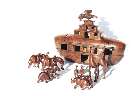 Arche Noah, aus Eisen und Holz, ein malawisches handgeschnitztes Meisterwerk. 21-teiliges Tierpaar als Figuren, darunter Noah und eine Taube, die auf der Arche landen.