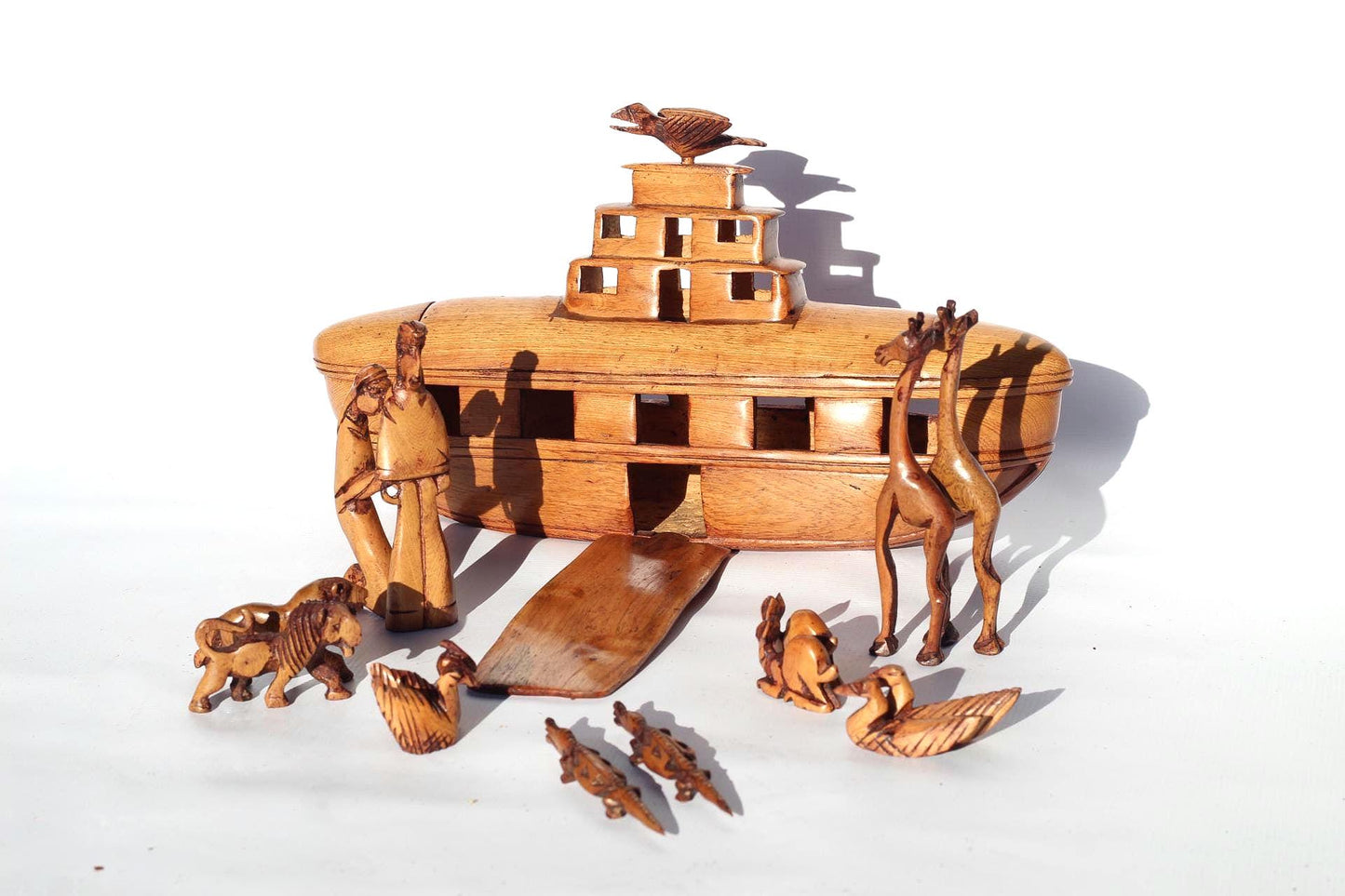Arche Noah, aus Eisen und Holz, ein malawisches handgeschnitztes Meisterwerk. 21-teiliges Tierpaar als Figuren, darunter Noah und eine Taube, die auf der Arche landen.