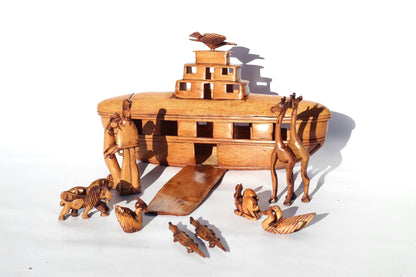 Arche Noah, aus Eisen und Holz, ein malawisches handgeschnitztes Meisterwerk. 21-teiliges Tierpaar als Figuren, darunter Noah und eine Taube, die auf der Arche landen.