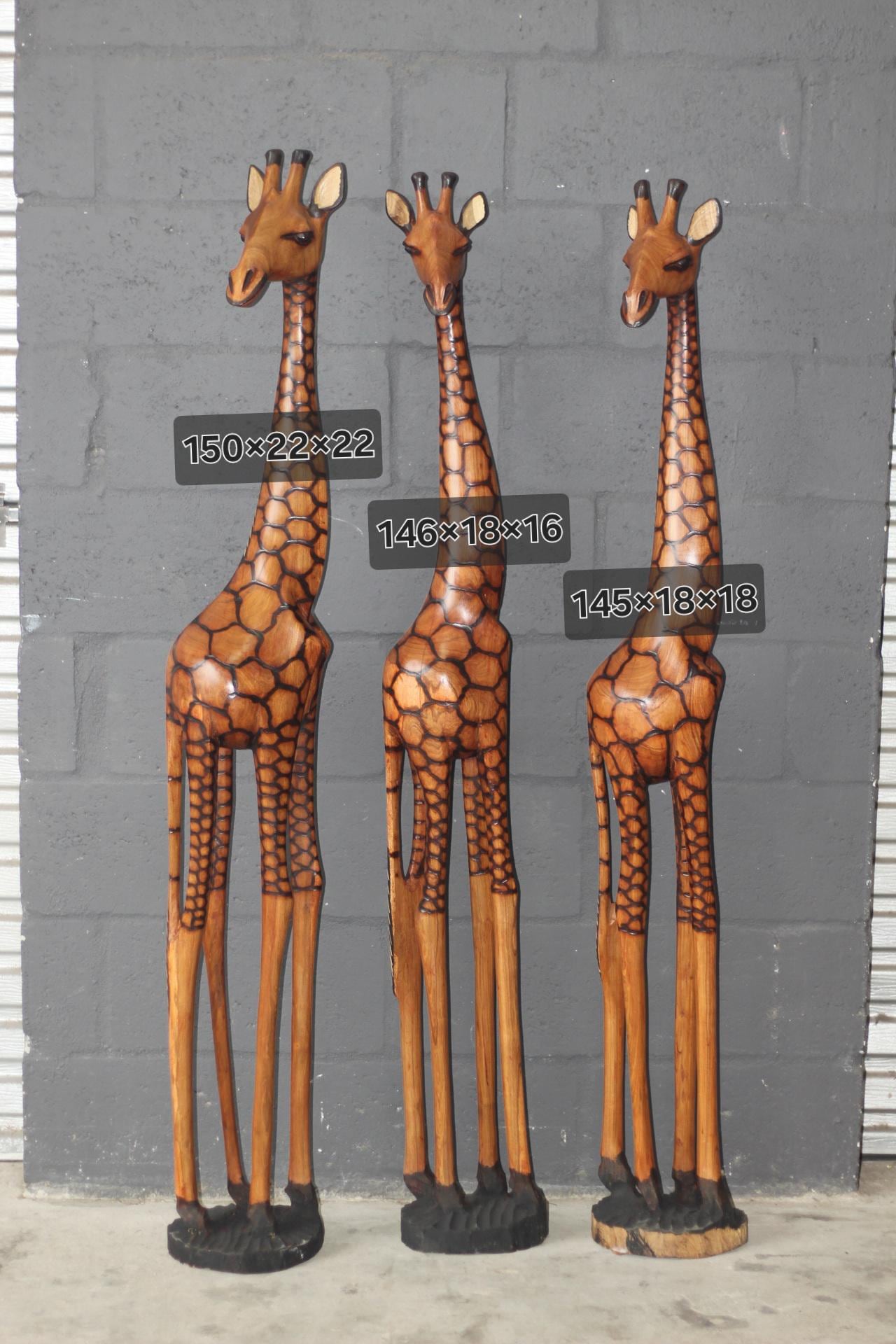 Fine Art Giraffenfigur aus gebranntem Olivenholz. Große geschnitzte Kunstskulptur aus Simbabwe. Heim-/Bürodeko, einzigartige Geschenke mit afrikanischen Tieren