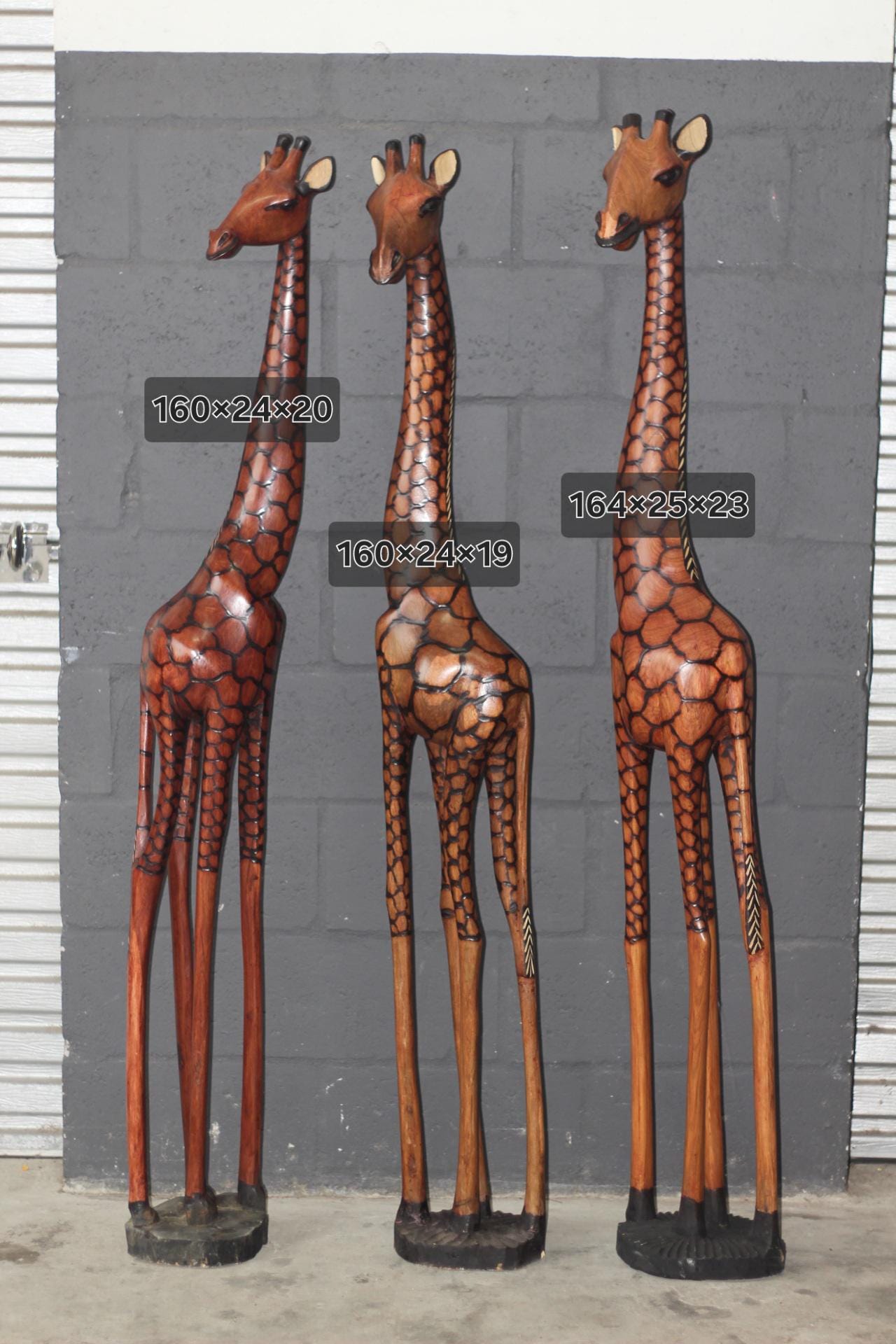 Fine Art Giraffenfigur aus gebranntem Olivenholz. Große geschnitzte Kunstskulptur aus Simbabwe. Heim-/Bürodeko, einzigartige Geschenke mit afrikanischen Tieren